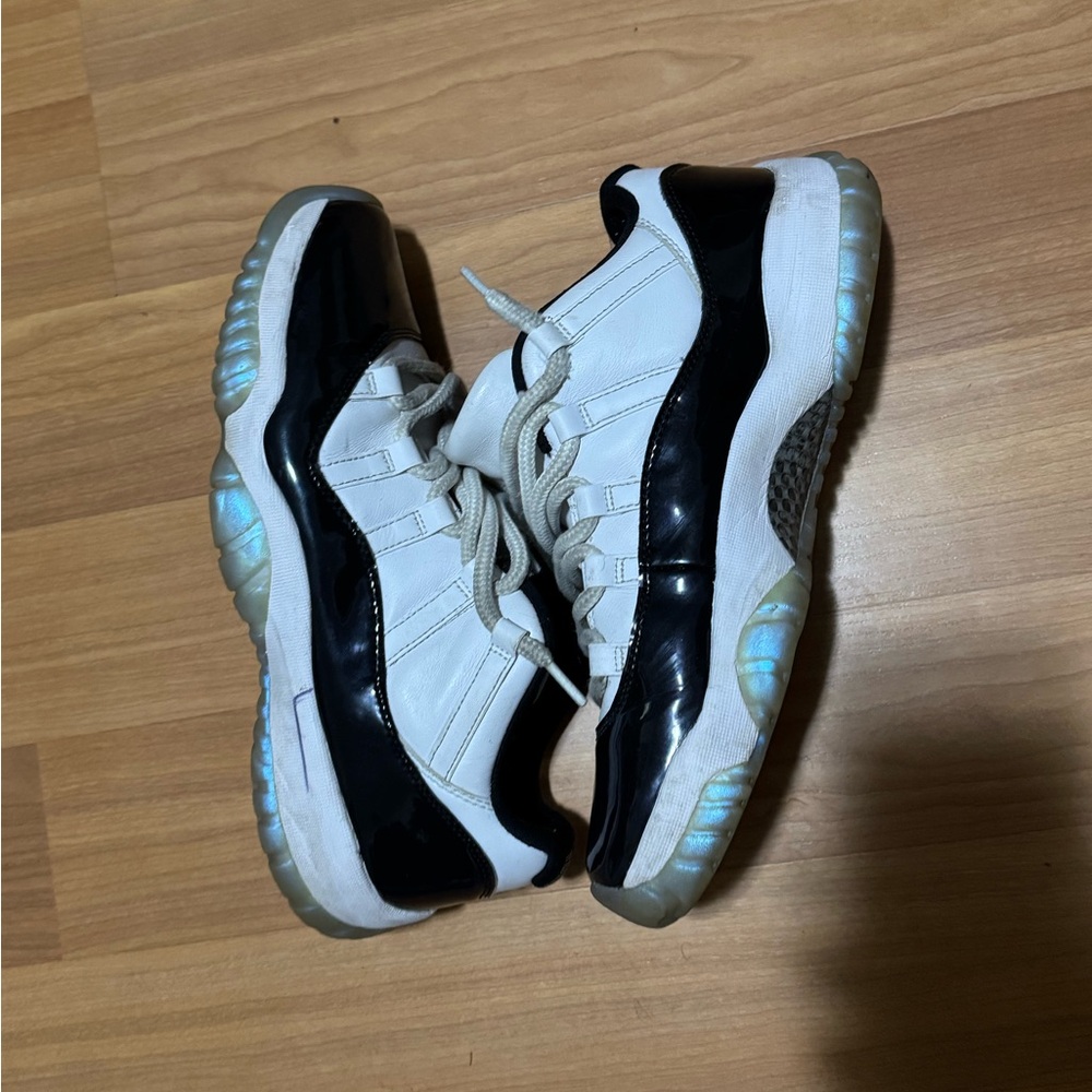 Jordan 11 low emerald